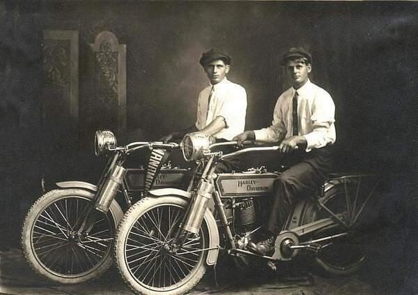 Ο Γουίλιαμ Χάρλεϊ και ο Άρθρουρ Ντέιβιντσον! Μάλιστα, οι εμπνευστές των πασίγνωστων μηχανών το 1914