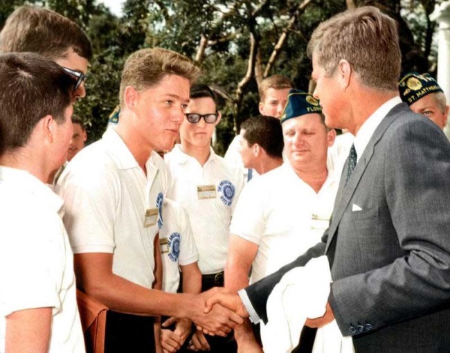 Ο νεαρός Μπιλ Κλίντον συναντά τον Τζον Κένεντι 