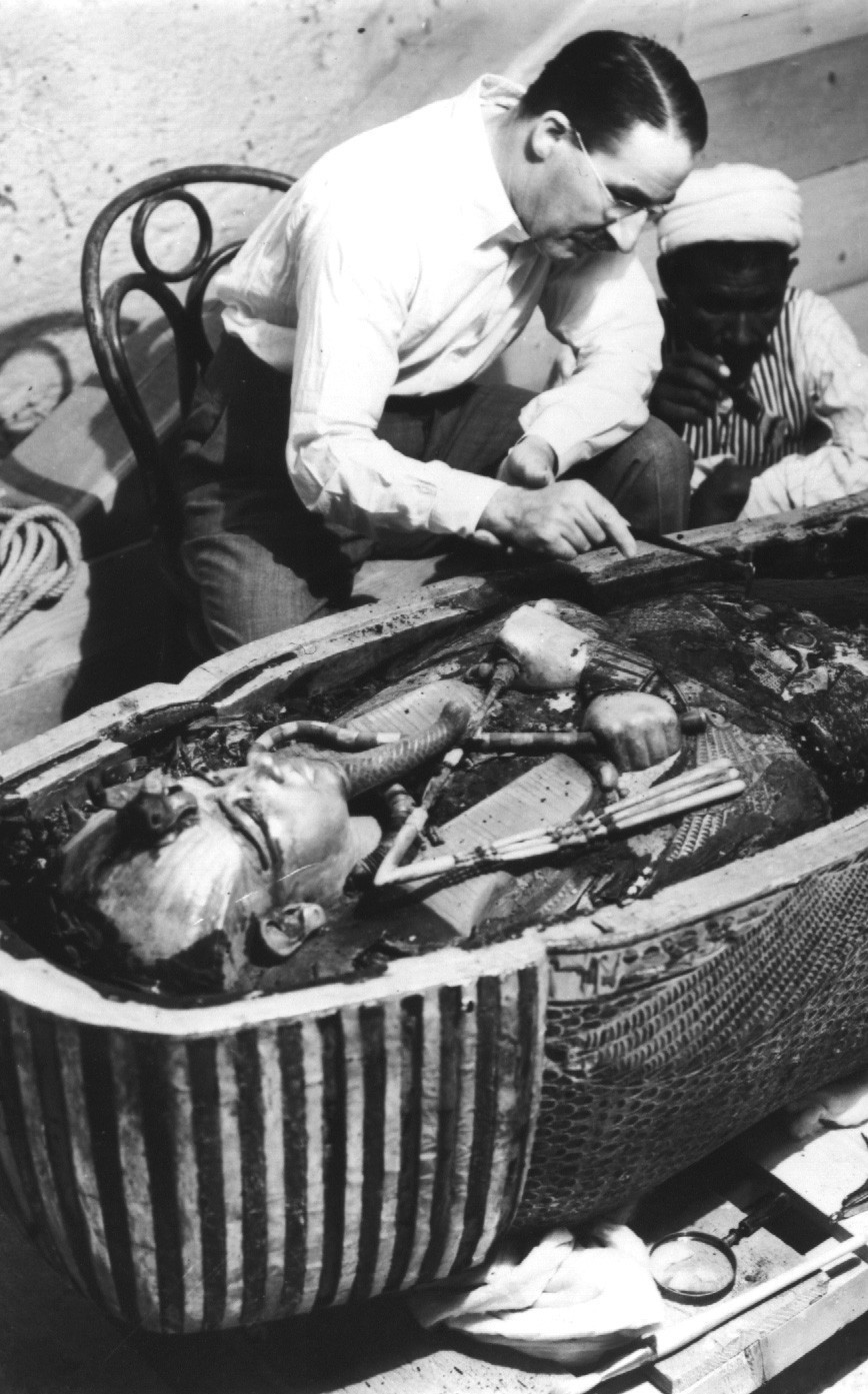 Ο Άγγλος αρχαιολόγος Χάουαρντ Κάρτερ εξετάζει την ανοιχτή σαρκοφάγο του βασιλιά Τουταγχαμών