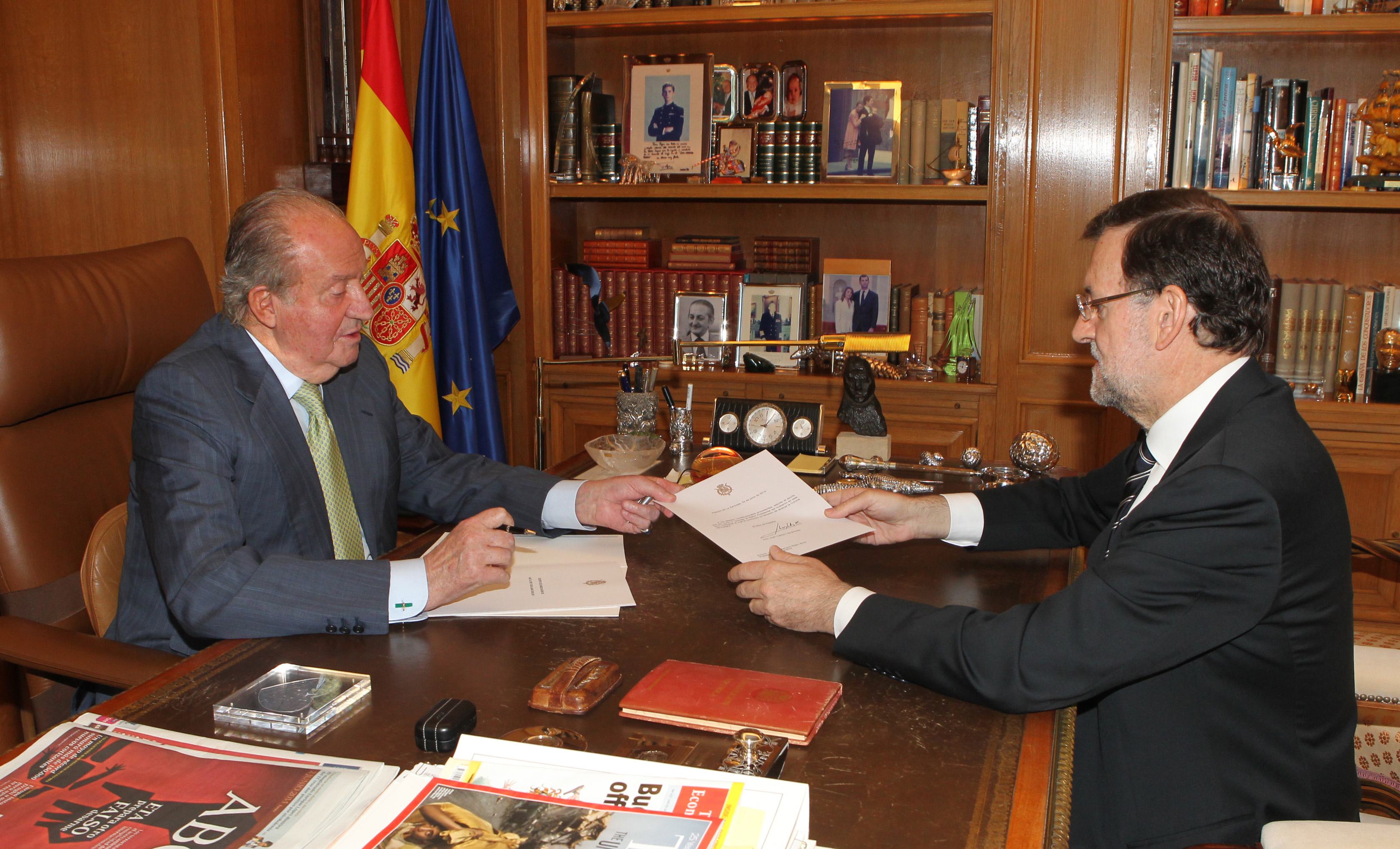 Ο Χουάν Κάρλος παραδίδει την παραίτησή του στον πρωθυπουργό της Ισπανίας, Μαριάνο Ραχόι