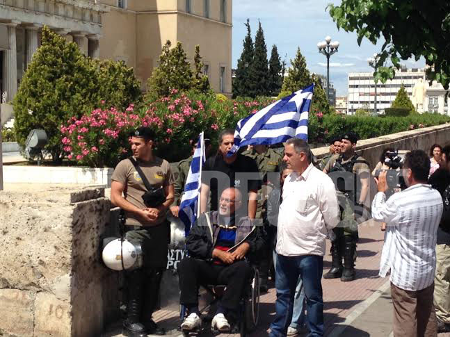 Ένας ανάπηρος οπαδός της Χρυσής Αυγής είναι ο μοναδικός στον οποίο έχει επιτραπεί να περάσει προς τη Βασιλίσσης Σοφίας