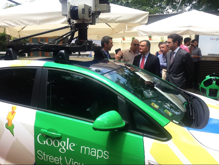 Ο Υπουργός Πολιτισμού Πάνος Παναγιωτόπουλος μαθαίνει τα πάντα για το αυτοκίνητο της Google