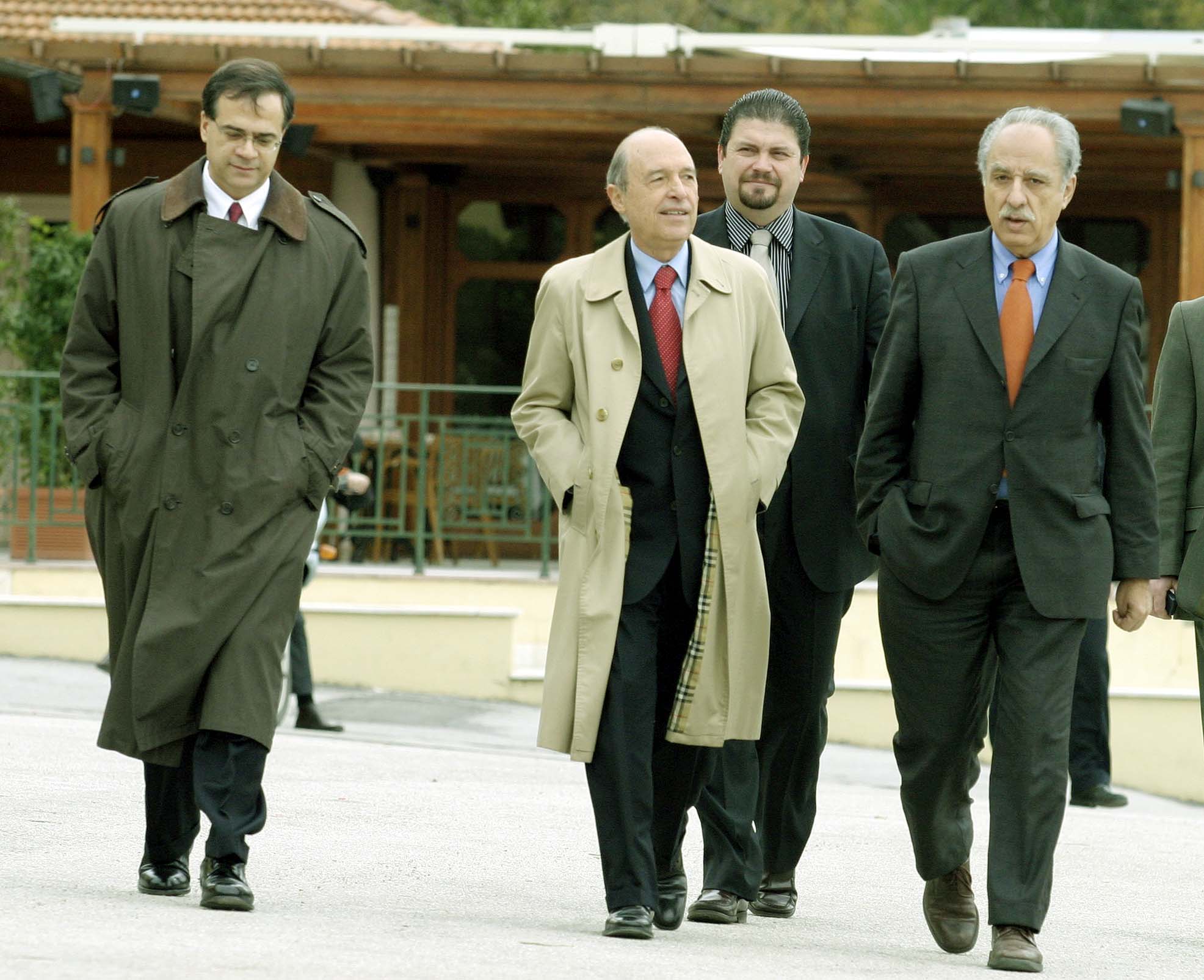 ΦΩΤΟ EUROKINISSI - Ο Γ. Χαρδούβελης ως οικονομικός σύμβουλος του τότε πρωθυπουργού, Κώστα Σημίτη το 2004