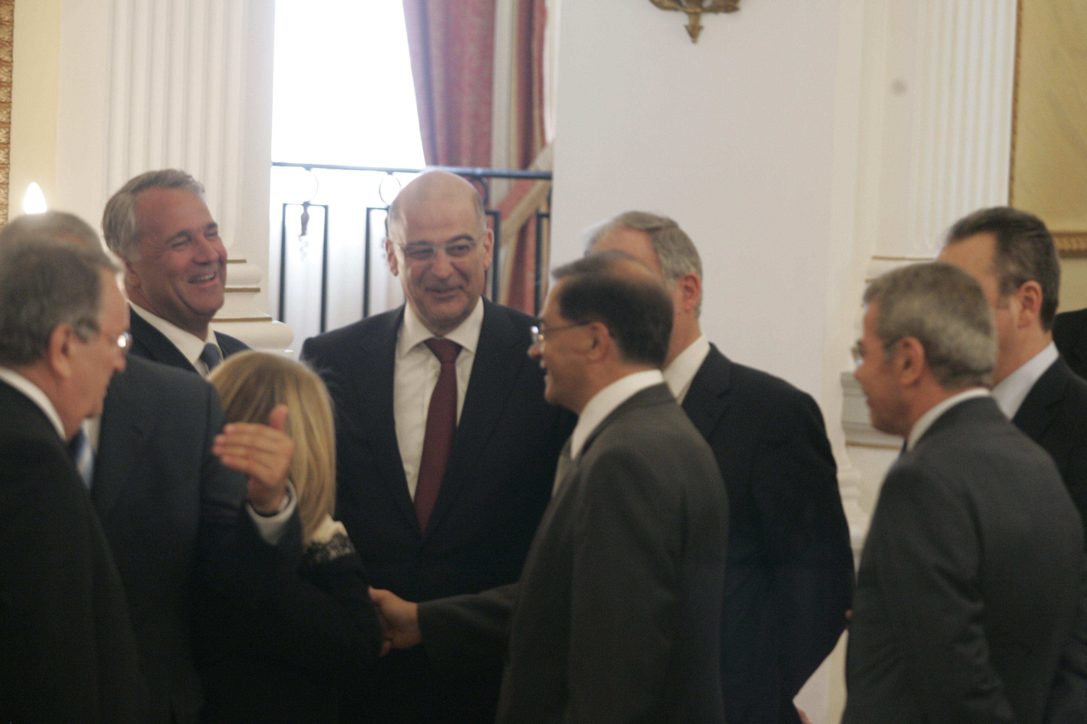 Όλοι ήθελαν να σφίξουν το χέρι του νέου τσάρου της οικονομίας - ΦΩΤΟ EUROKINISSI
