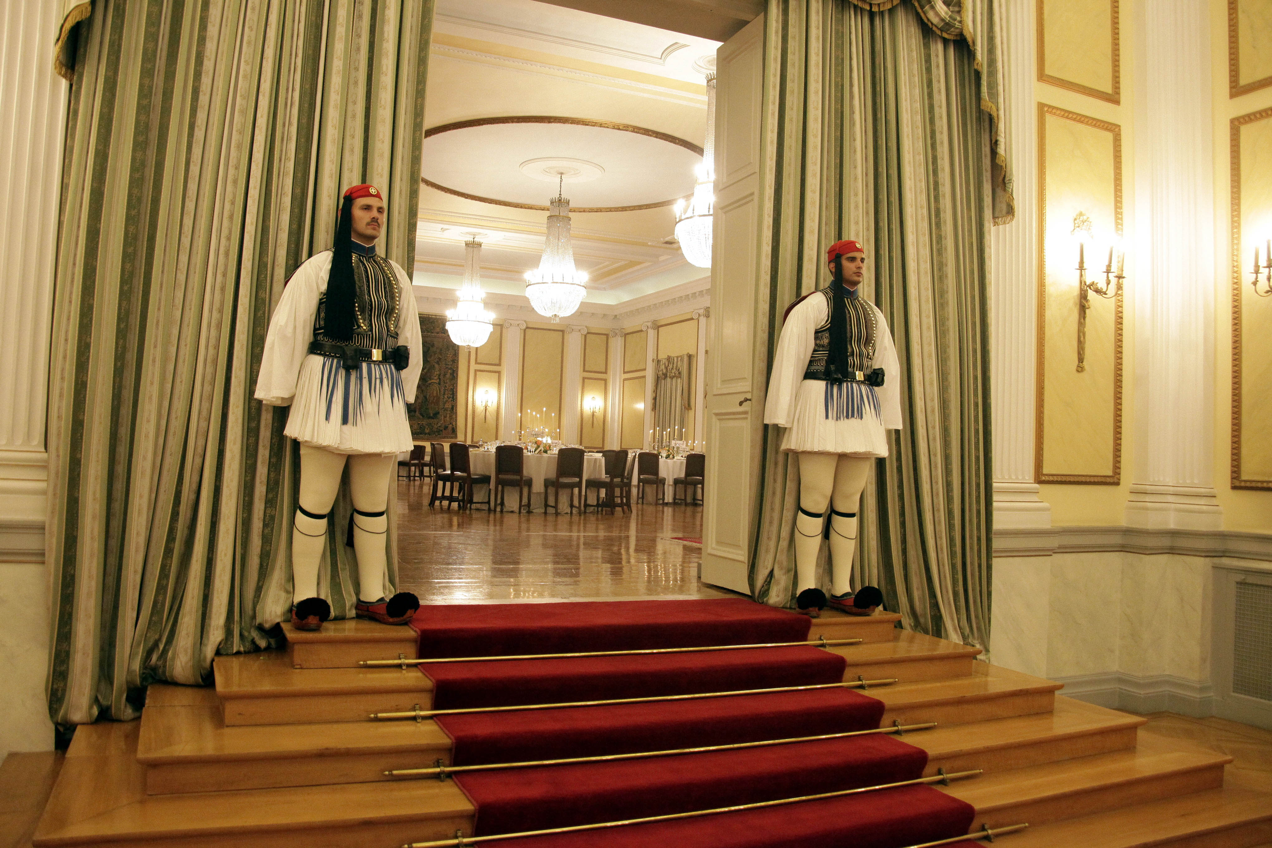 Να δω πότε θα κάτσουν να φάνε μήπως προλάβουμε το ματς στη μια