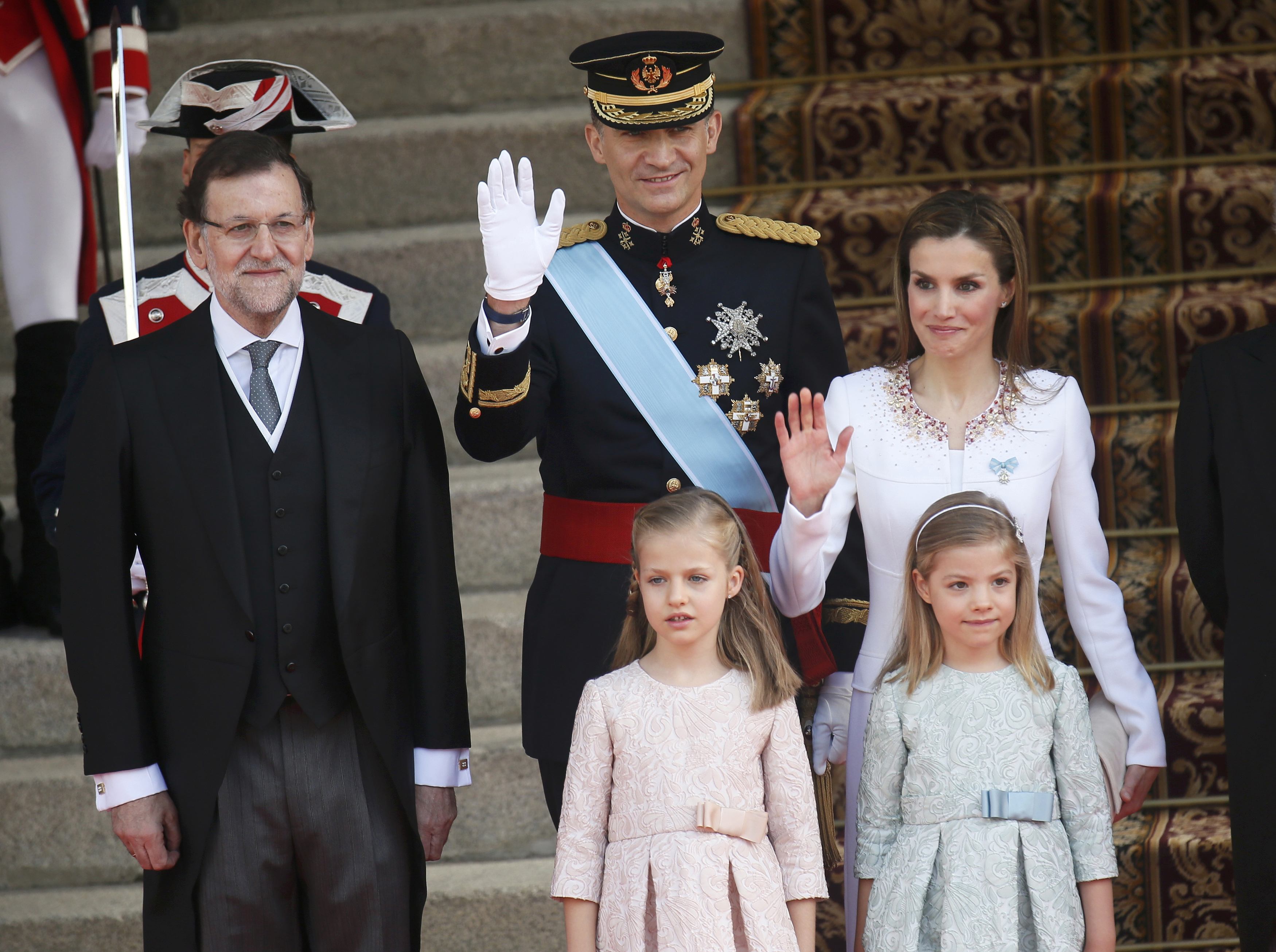 Ο Ισπανός πρωθυπουργός, Μαριάνο Ραχόι με τη νέα βασιλική οικογένεια