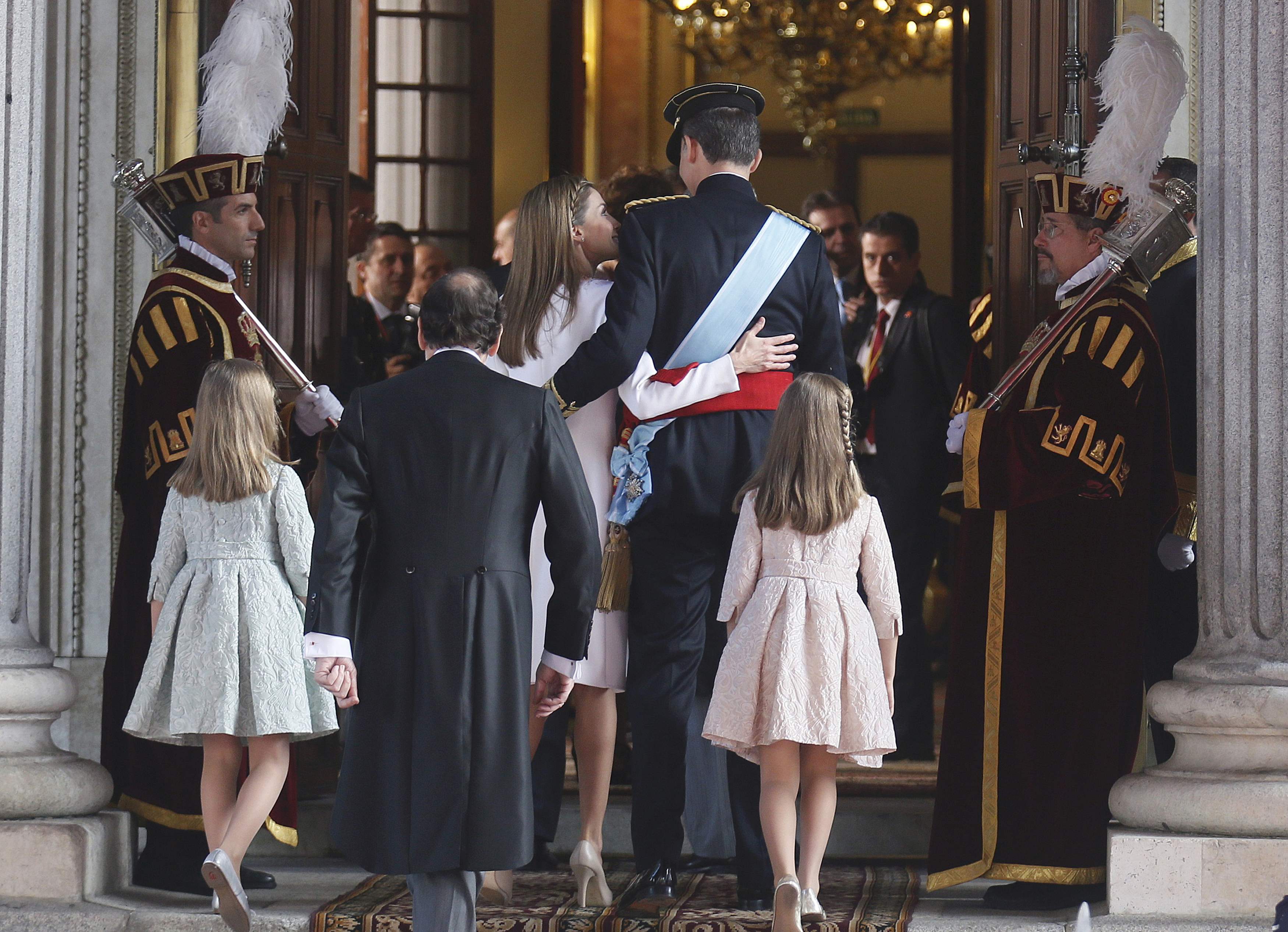 Αγκαλιασμένο το νέο βασιλικό ζεύγος μπαίνει στο κτίριο της Ισπανικής βουλής