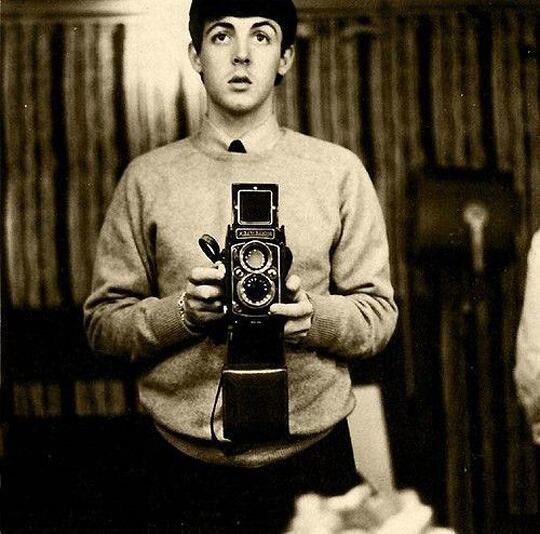1959: Ο Πωλ Μακ Κάρτνεϊ βγάζει selfie μπροστά στον καθρέφτη