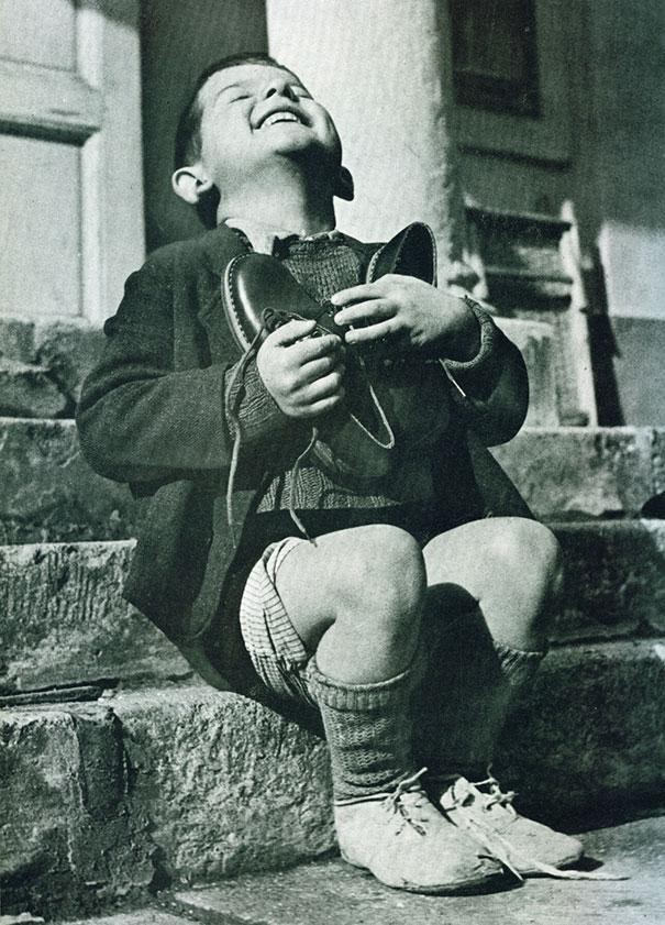 Η χαρά του για τα καινούρια παπούτσια δεν περιγράφεται για τον πιτσιρίκο στην Αυστρία το 1946