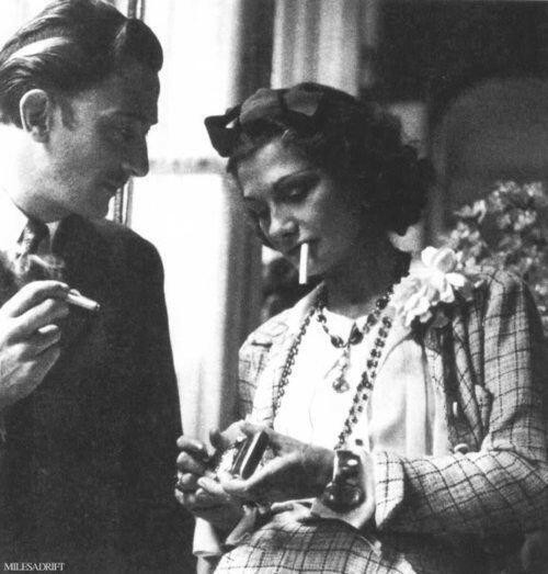 Ο Νταλί και η Σανέλ κάνουν ένα τσιγαράκι το 1938