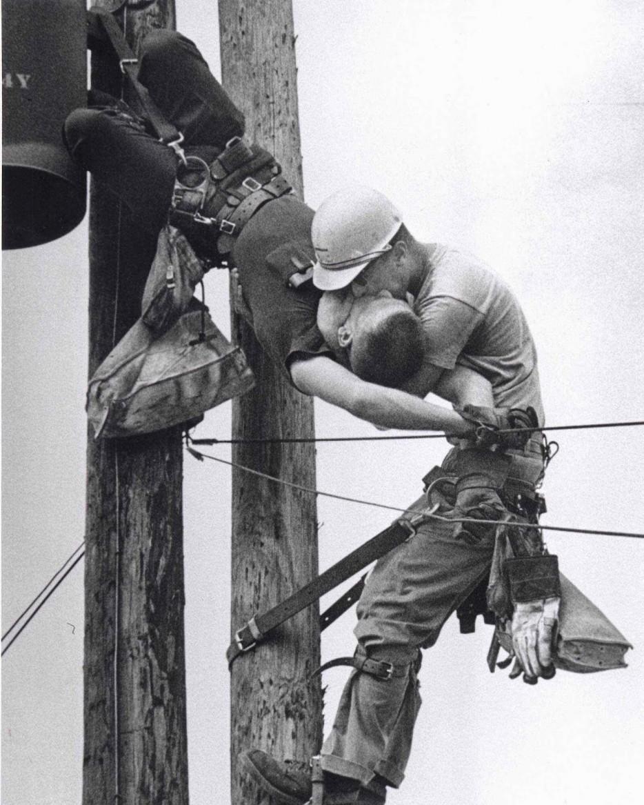 1967: Τι φιλί της ζωής από έναν εναερίτη σε άλλον. Ο τραυματίας επέζησε