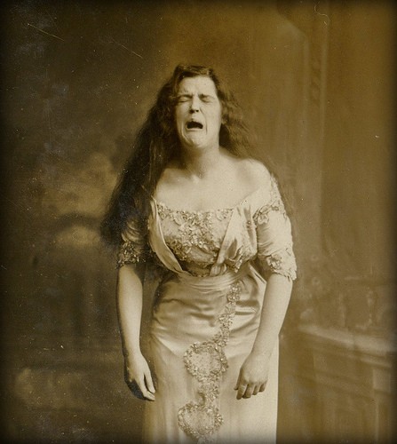 Η κυρία της φωτογραφίας φτερνίζεται λίγο πριν φωτογραφηθεί εκεί γύρω στο 1900!