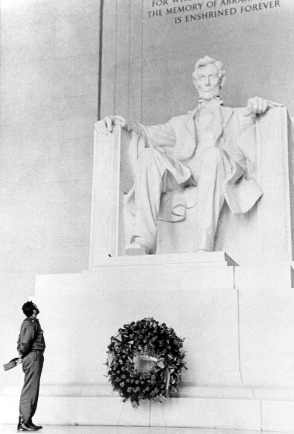 1959: Ο Φιντέλ μπροστά στο μνημείο του Λίνκολν