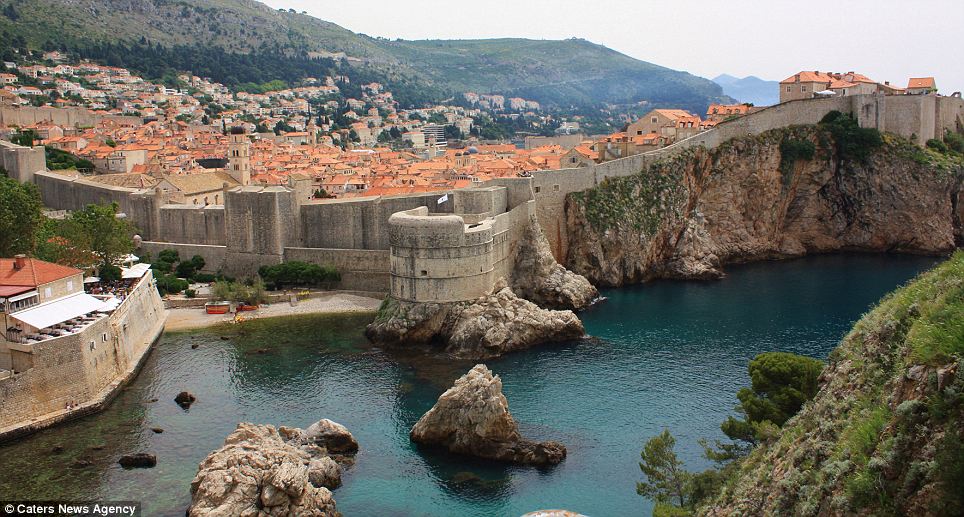 Γυρίστηκε στο Ντουμπρόβνικ... Μήπως σας θυμίζει λίγο το Κινγκς Λάντινγκ;