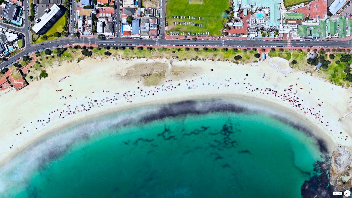 Το προάστιο Camps Bay στο Κέιπ Τάουν της Νότιας Αφρικής