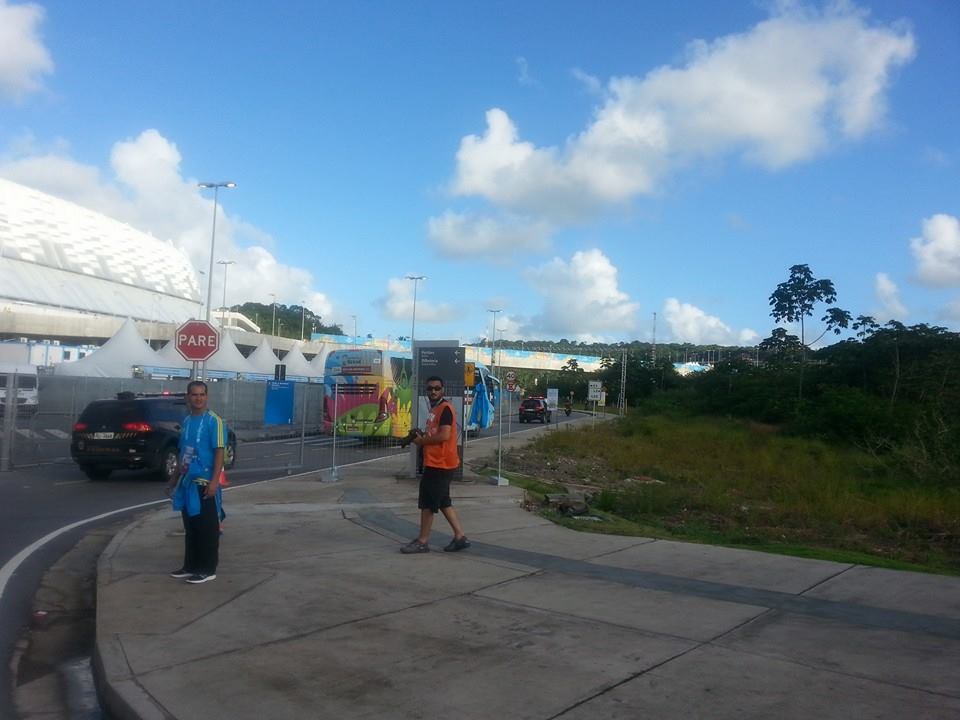 Περίπου στις 21:30 η Εθνική έφτασε στο γήπεδο