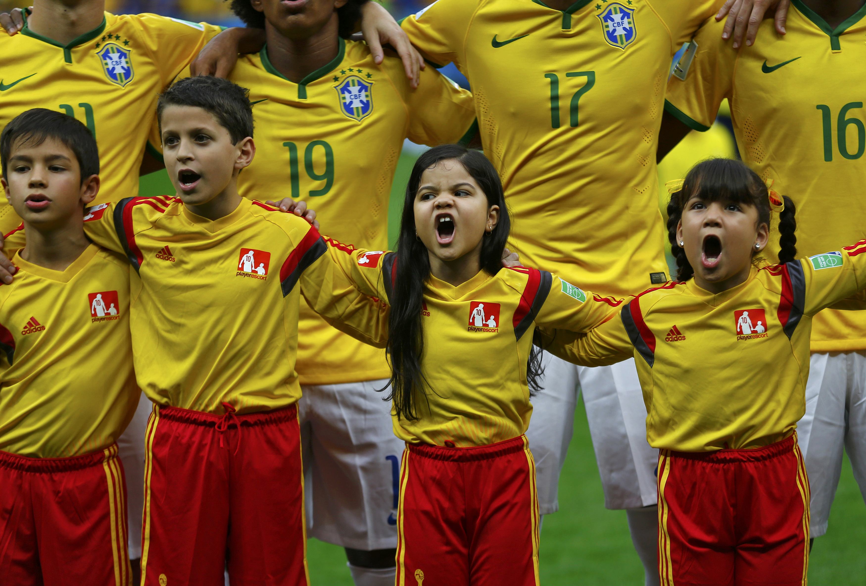 Πάθος κατ α την διάρκεια του Εθνικού ύμνου της Βραζιλίας, ακόμα και από τα παιδάκια που συνόδεψαν τους παίκτες