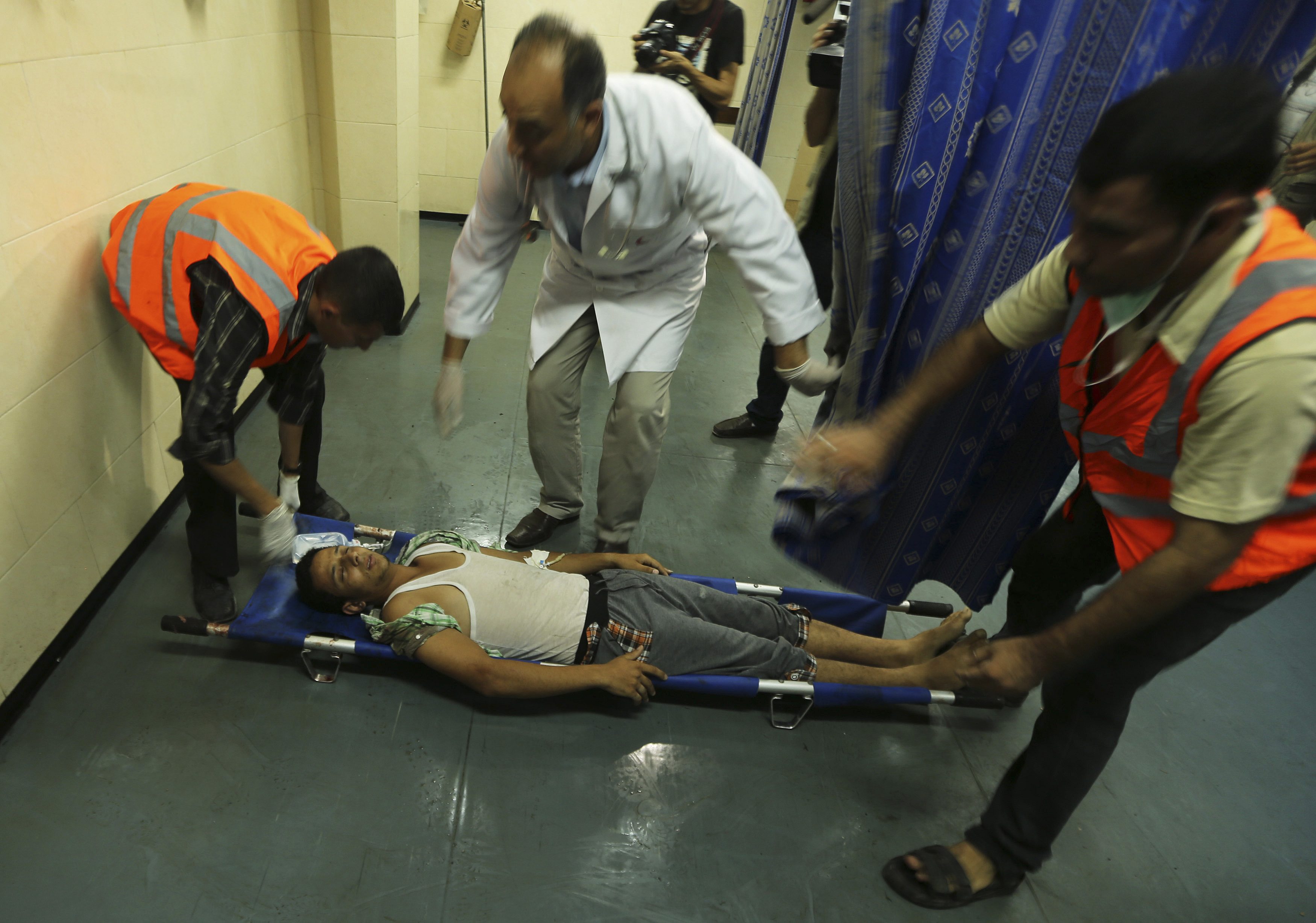 Ένας Παλαιστίνιος που χτυπήθηκε στις ισραηλινές επιδρομές - Φωτό Reuters