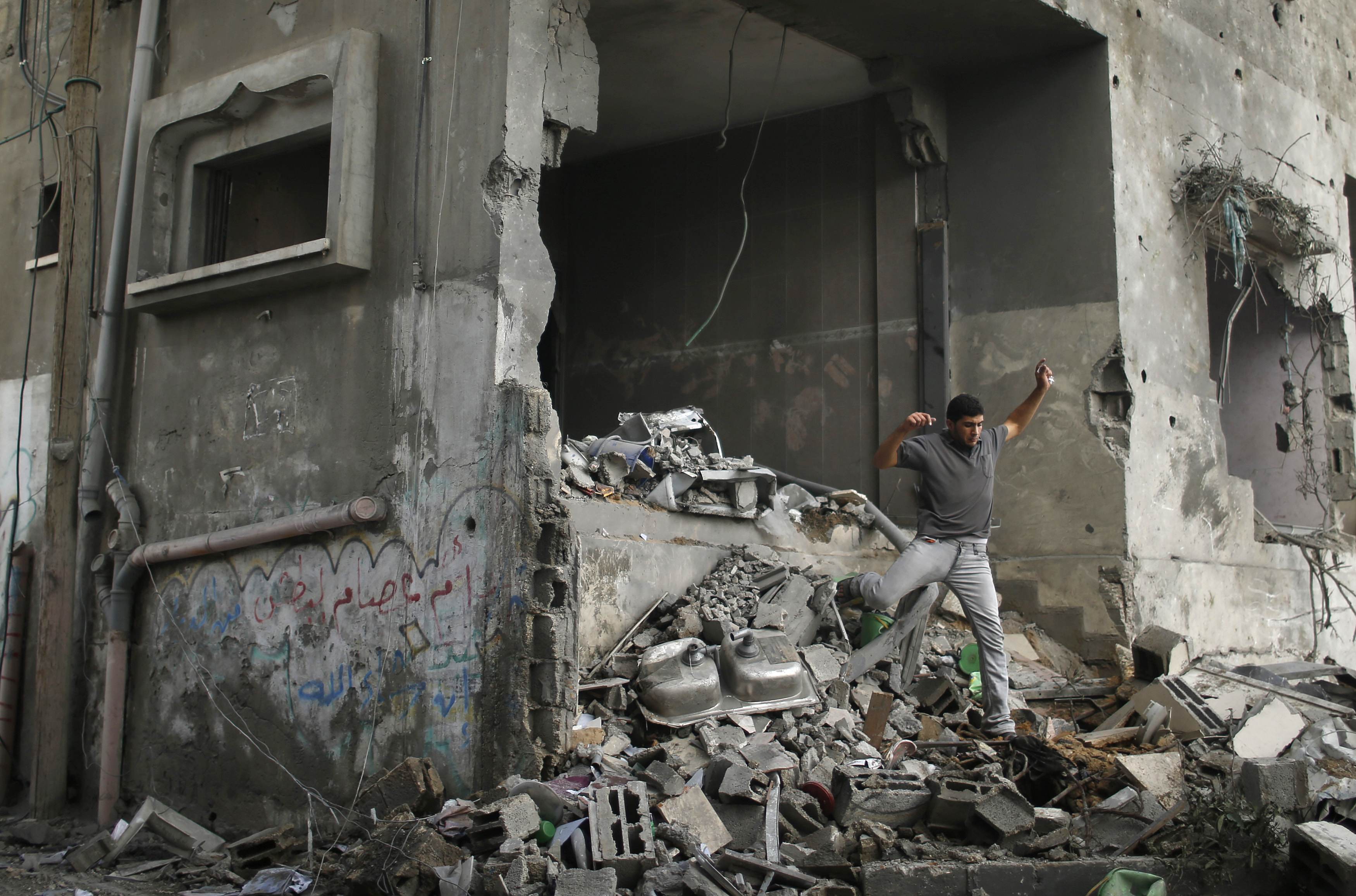 Συντρίμμια παντού από τις ισραηλινές επιδρομές - Φωτό Reuters