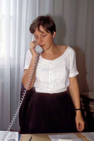 To 1990, η Μέρκελ ήταν αναπληρώτρια εκπρόσωπος Τύπου της δημοκρατικά εκλεγμένης κυβέρνησης του Lothar de Maizière, του τελευταίου πρωθυπουργού της Ανατολικής Γερμανίας