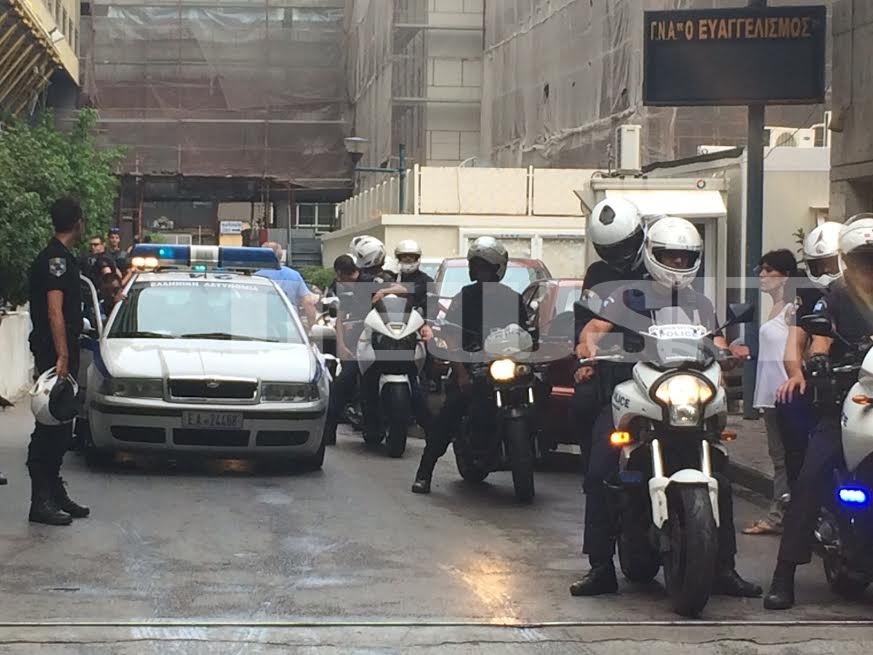 Φωτό - NewsIT - Σε μηχανές και περιπολικά οι άνδρες της ΕΛ.ΑΣ.
