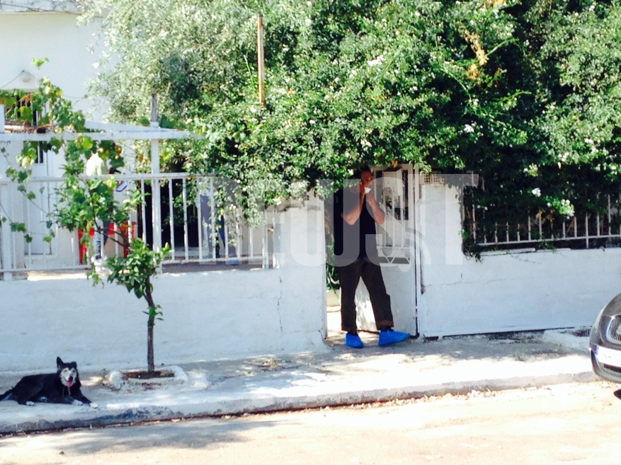 Ανδρας από τα εγκληματολογικά της αστυνομίας βγαίνει από τον τόπο της δολοφονίας - ΦΩΤΟ NEWSIT