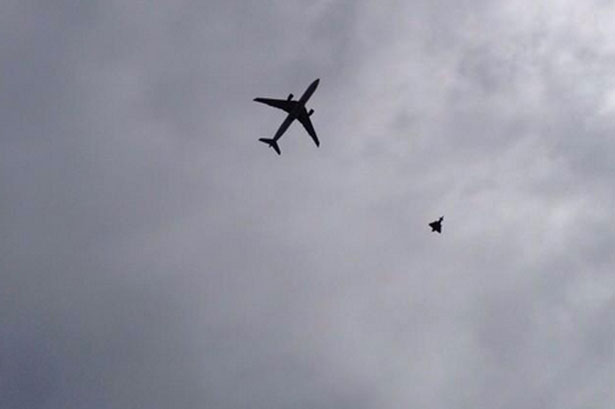 Η στιγμή που μαχητικό της RAF συνοδεύει το αεροπλάνο στο αεροδρόμιο ΠΗΓΗ ΦΩΤΟ Τwitter / @SteCampbell_