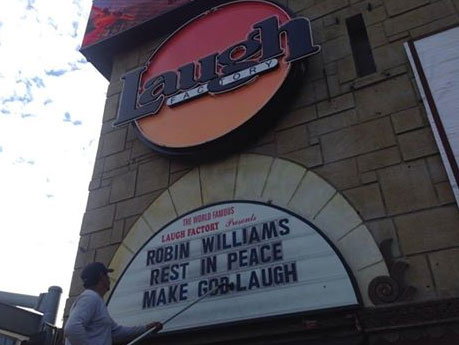 Η μαρκίζα του περίφημου Laugh Factory στο Λος Αντζελες αποχαιρετα τον Ρόμπιν Γουίλιαμς με αυτό τον τρόπο
