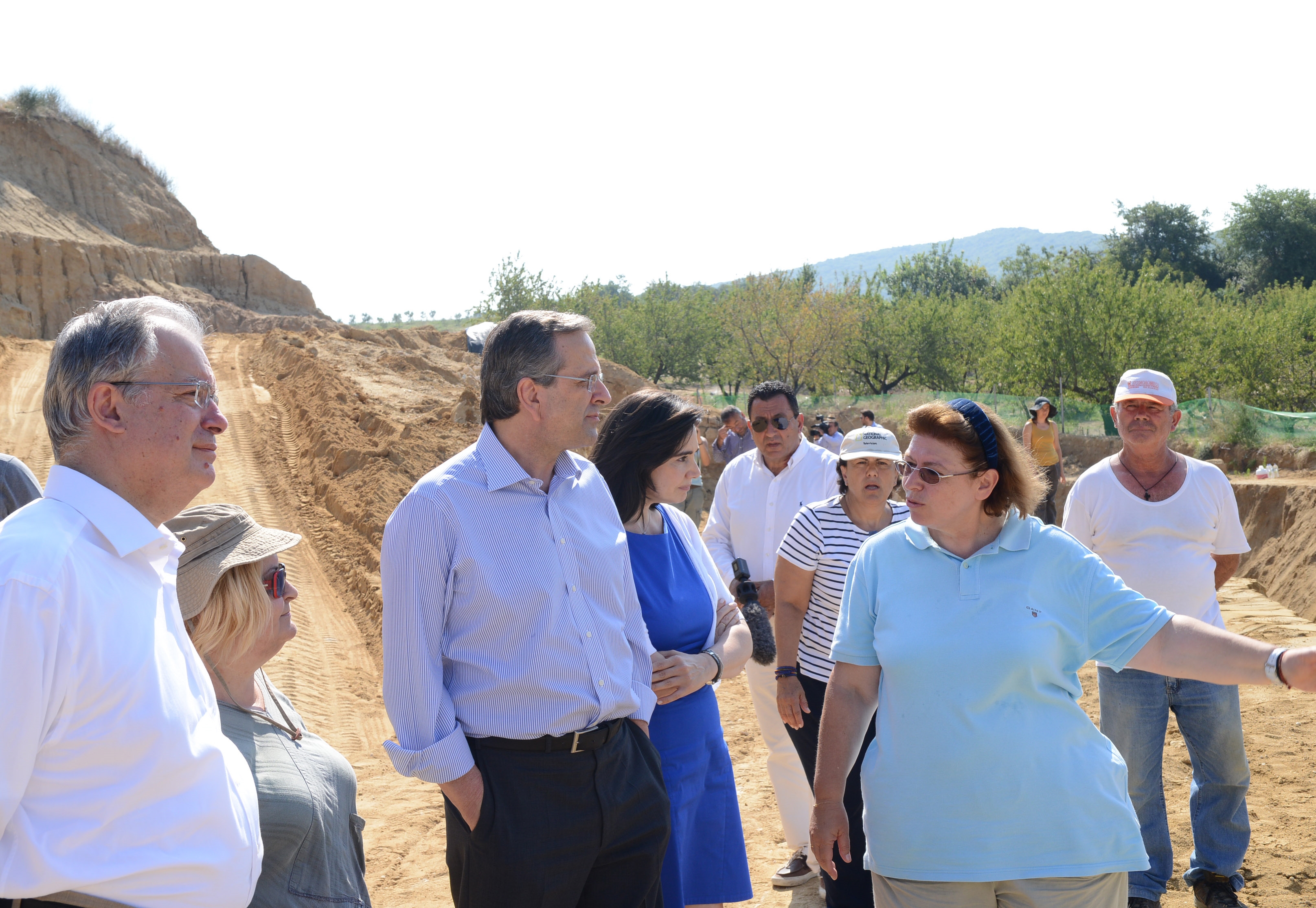 Η ξενάγηση των αρχαιολόγων στο πρωθυπουργικό ζεύγος - Φωτό Eurokinissi