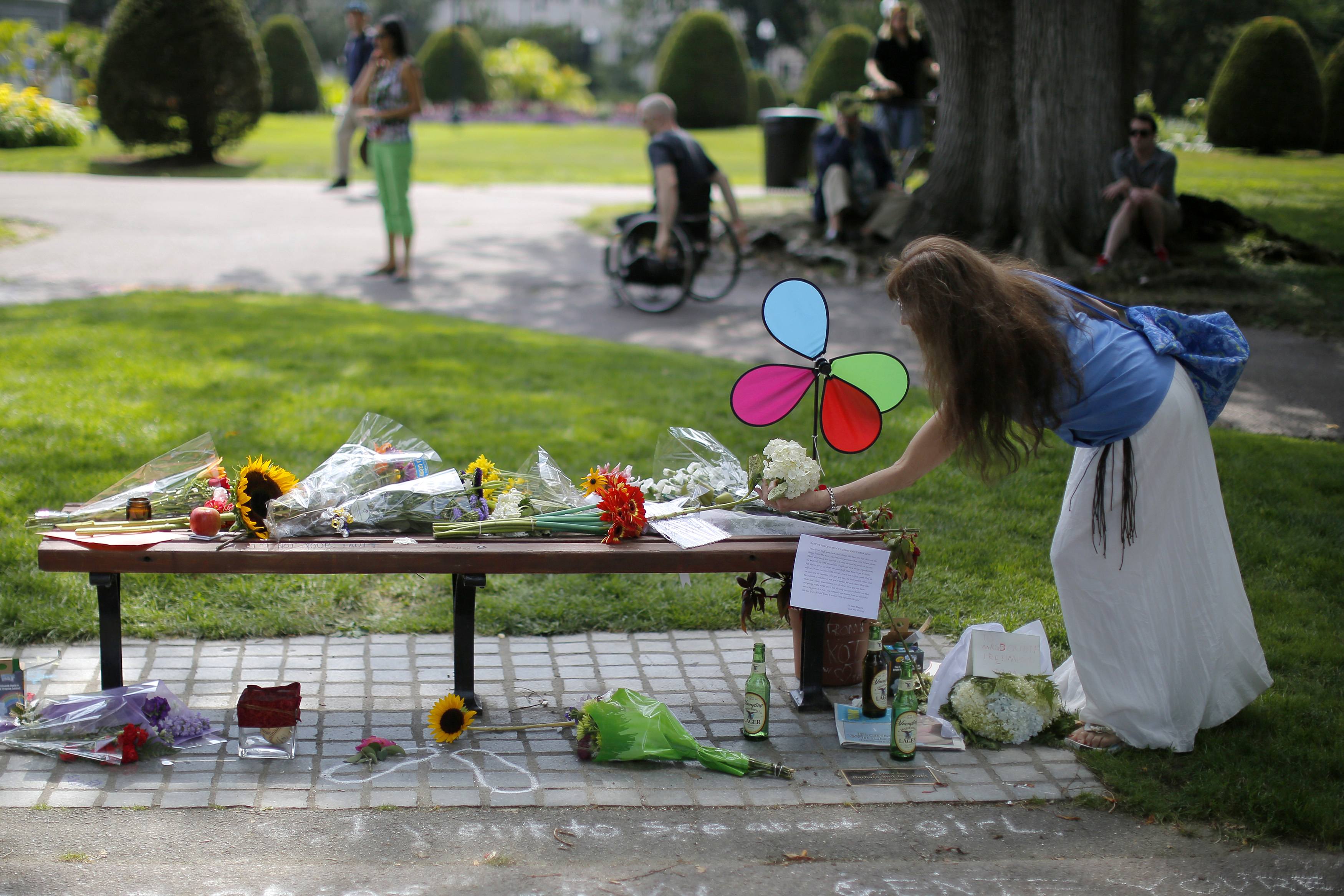 Γεμάτο λουλούδια το παγκάκι που γυρίστηκαν σκηνές από την ταινία "Ο Ξεχωριστός Γουίλ Χάντινγκ"
