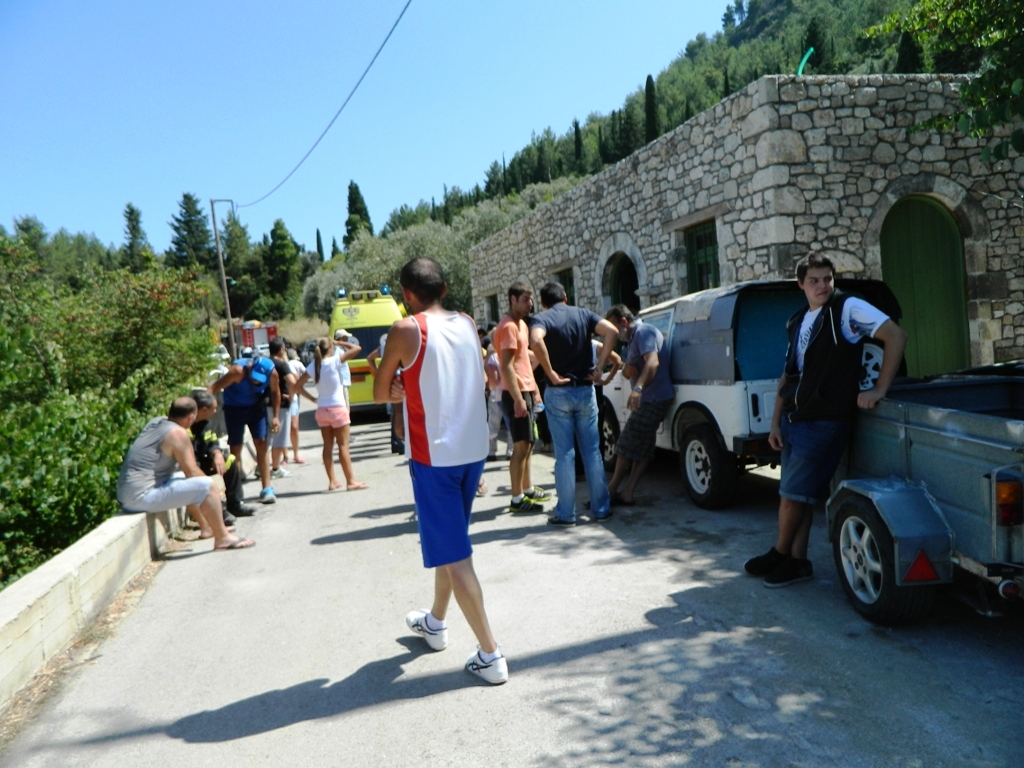 Πολύς κόσμος στο σημείο της τραγωδίας - Φωτό - aromalefkadas.gr