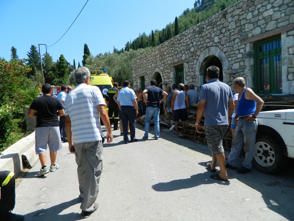 Το ασθενοφόρο έχει καταφθάσει στον τόπο της τραγωδίας - Φωτό - aromalefkadas.gr