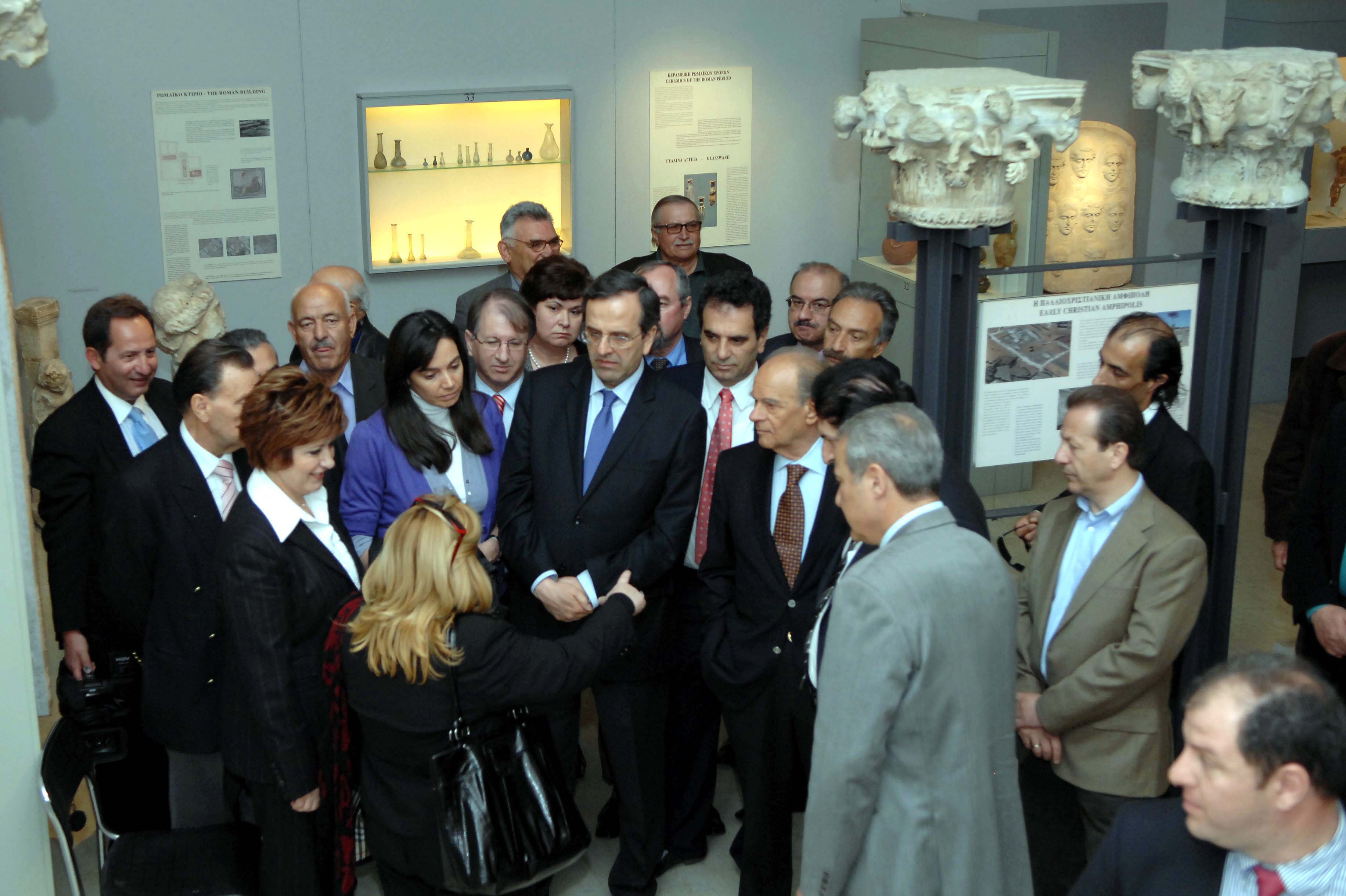 Ενημέρωση του τότε υπουργού Πολιτισμού, Αντώνη Σαμαρά - Φωτό Αρχείου Eurokinissi