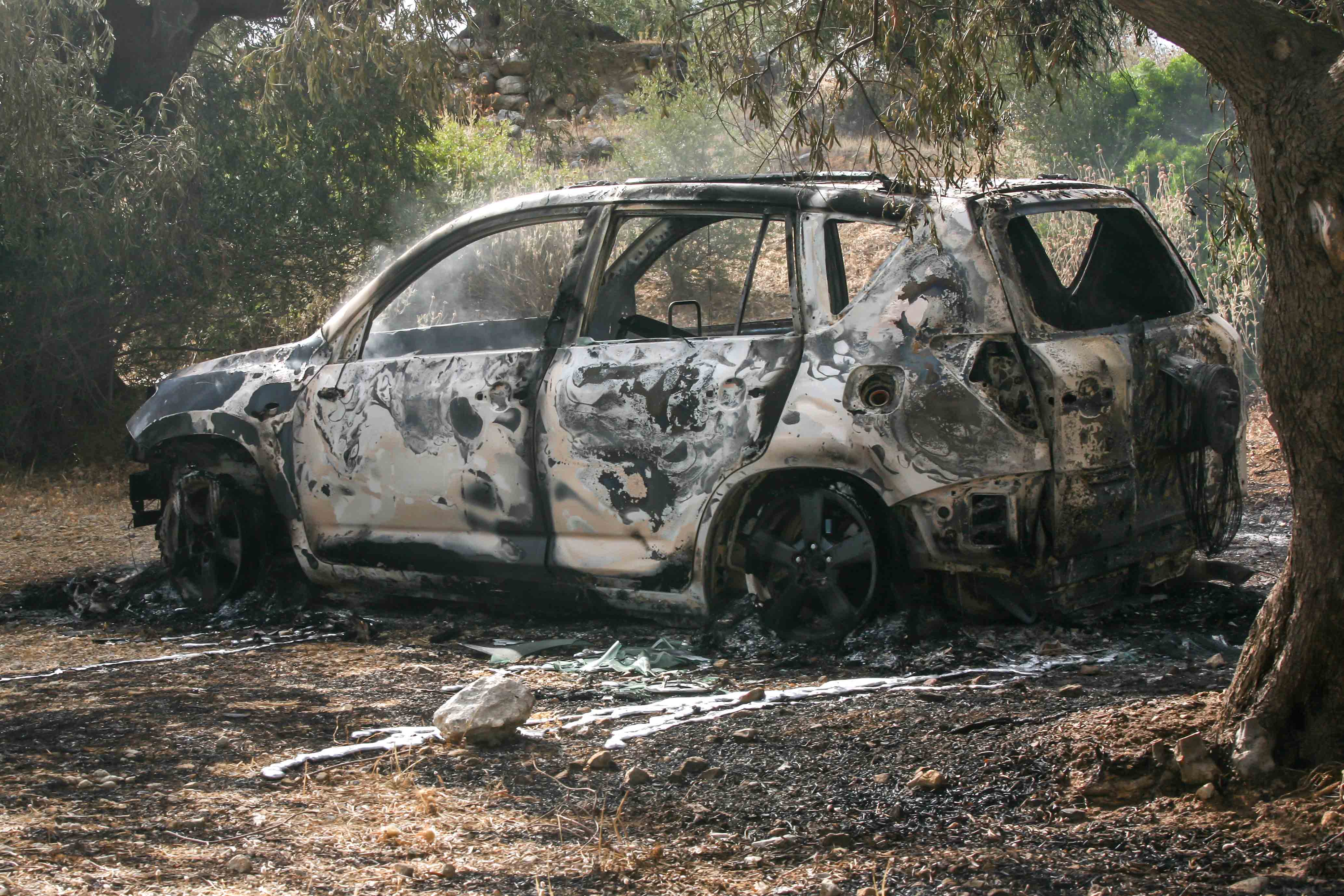 Το καμένο αυτοκίνητο με το οποίο διέφυγαν από την τράπεζα - Φωτό Eurokinissi