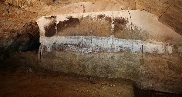 Αριστερά η ύποπτη οπή απ' όπου μπορεί να εισήλθαν στον τάφο τυμβωρύχοι 
