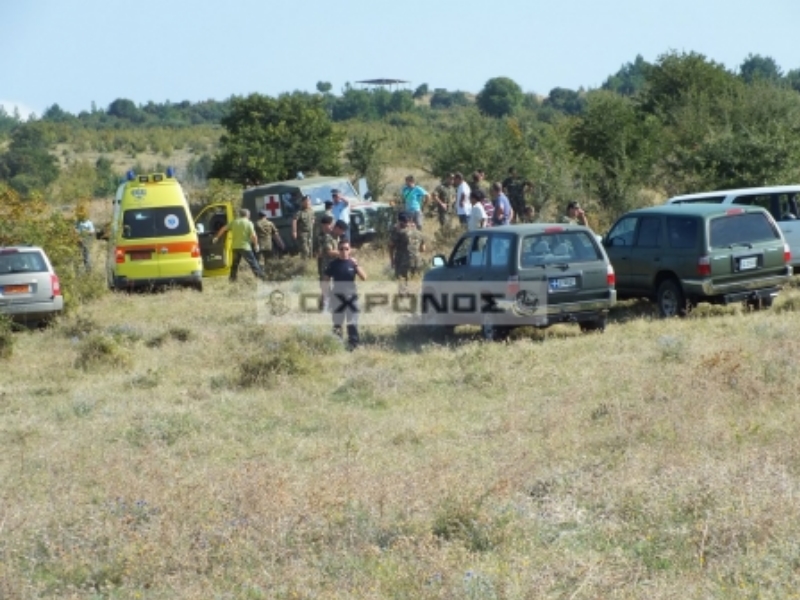 Το ασθενοφόρο έχει σπεύσει στο σημείο της συντριβής του αεροσκάφους - Φωτό xronos.gr