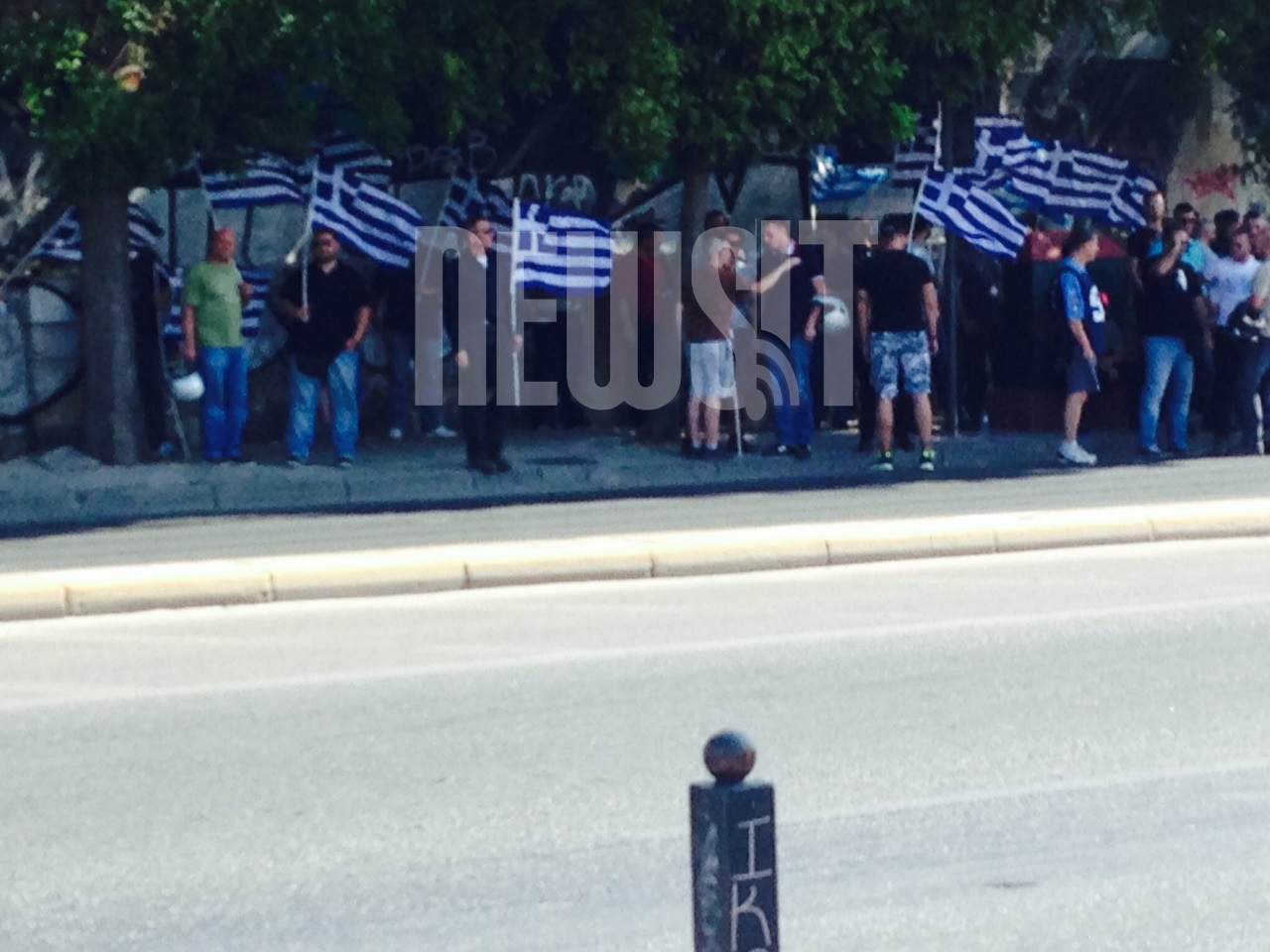 Μέλη της Χρυσής Αυγής με ελληνικές σημαίες στα χέρια - Φωτό - newsIT