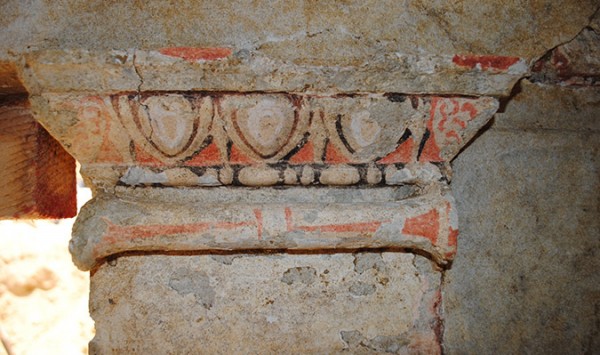 Μπλε, κόκκινο και μαύρο χρώμα στο ιωνικό επιστύλιο