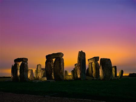 Το Stonehenge με διάμετρο περίπου 100 μέτρα είναι κατά 60 ως 70 μέτρα μικρότερα από τον τάφο της Αμφίπολης