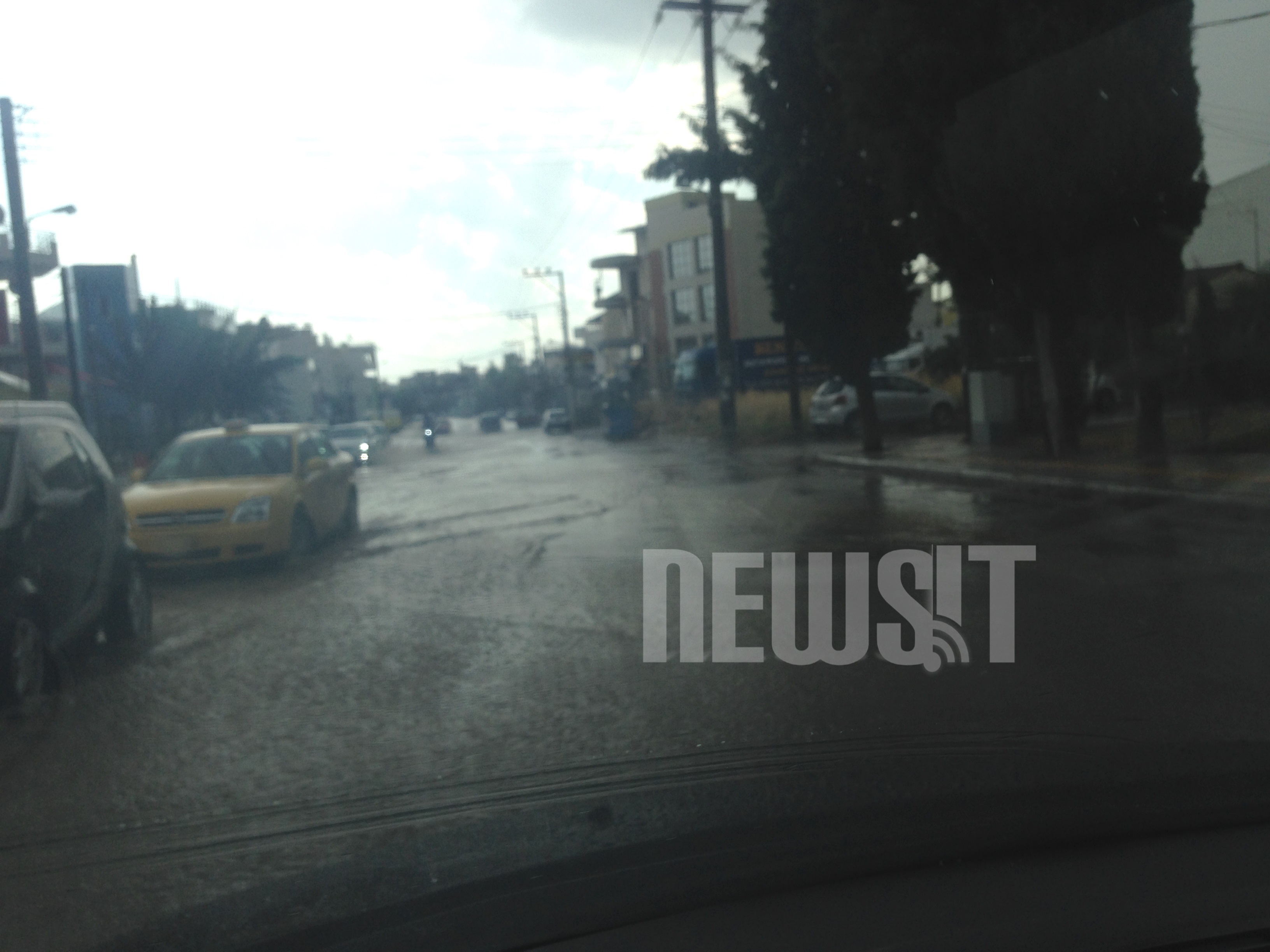 Πλημμυρισμένοι δρόμοι στο Μενίδι