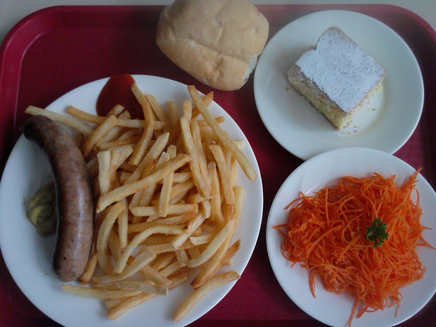 ΓΕΡΜΑΝΙΚΟ ΣΧΟΛΕΙΟ ΣΤΗΝ ΣΑΝΓΚΑΗ: Λουκάνικο, πατάτες τηγανιτές , σαλάτα καρότο και κέϊκ