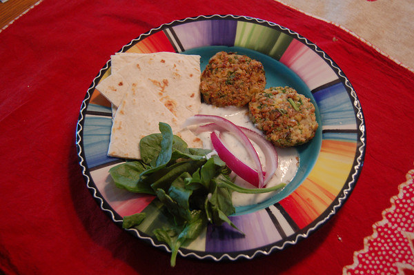 ΙΣΡΑΗΛ: Φαλάφελ, αραβικές πίτες, σάλτσα αγγουριού και πράσινη σαλάτα