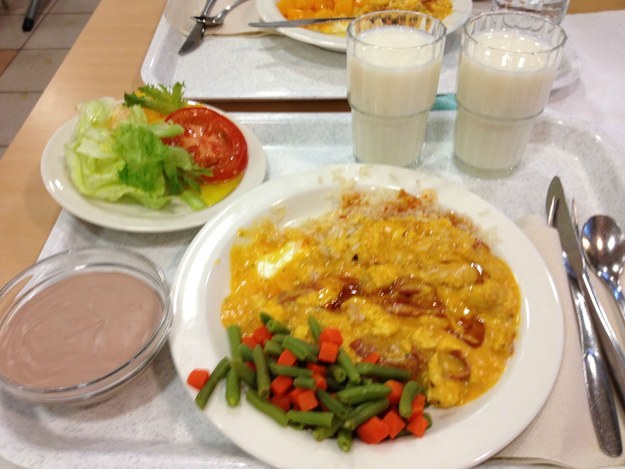 ΦΙΝΛΑΝΔΙΑ: Σαλάτα, κοτόπουλο με κάρυ, πουτίγγα, φασολάκια και καρότα και για ρόφημα γάλα