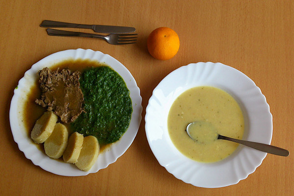ΤΣΕΧΙΑ: Σούπα λαχανικών, μοσχάρι με σκόρδο, σπανάκι και πατάτες βραστές και πορτοκάλι