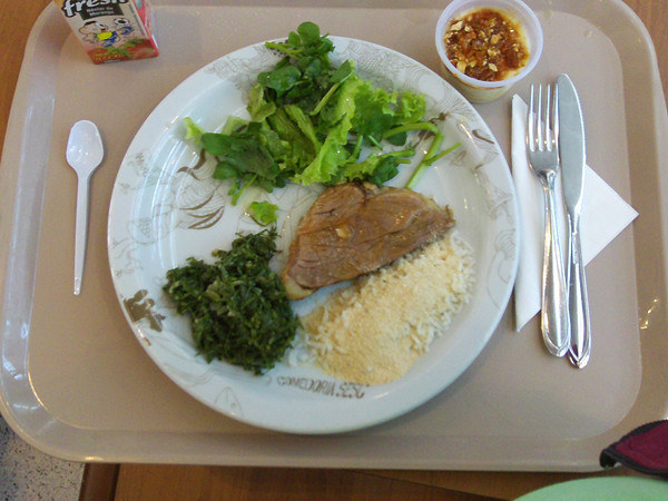 ΒΡΑΖΙΛΙΑ: Κρέας με σως μπάρμπεκιου, ρύζι, πράσινη σαλάτα, πουτίγγα και χυμός φράουλας