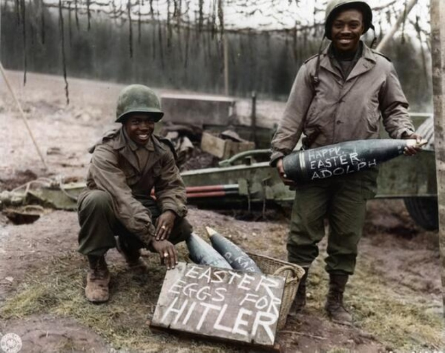 Στρατιώτες στον δεύτερο Παγκόσμιο Πόλεμο γιορτάζουν το Πάσχα