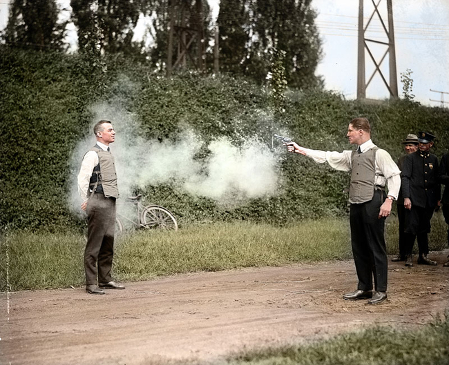 1923: Ο W.H. Murphy δοκιμάζει το αλεξίσφαιρο γιλέκο