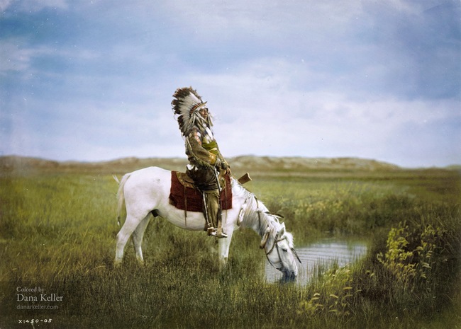 1905: Το Κόκκινο Γεράκι, αρχηγός της φυλής Oglala Sioux