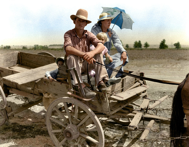 1939: Ένας αγρότης από την Οκλαχόμα και η οικογένειά του προσπαθούν να ξεφύγουν από ανεμοθύελλες που έπλητταν την περιοχή