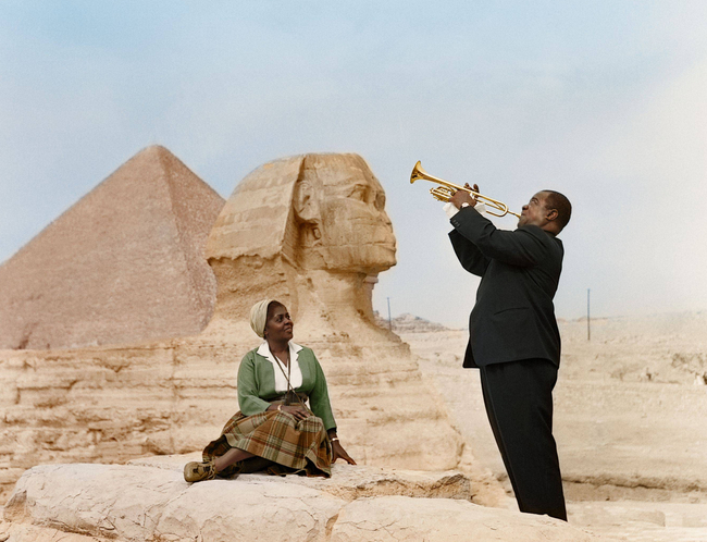 Ο Λουίς Άρμστρονγκ παίζει για τη γυναίκα του Λουσίλ με φόντο τις πυραμίδες της Αιγύπτου το 1961